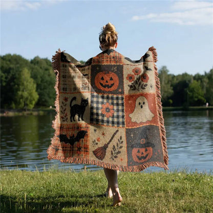 🎃🕸️ NU: 50% RABAT I BEGRÆNSET TID – Halloween Patchwork Tæppe med Kvaster – Multifunktionelt – Sofabetræk – Vægttæppe – Borddug – Picnictæppe – Til Hjem, Hytte & Udendørs 🌙✨🛡️