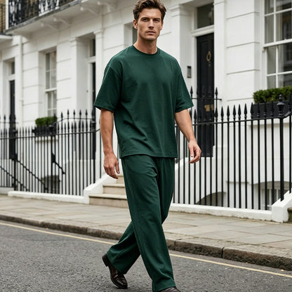 2-delt sæt bestående af herre-T-shirt og bukser med brede ben