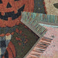 🎃🕸️ NU: 50% RABAT I BEGRÆNSET TID – Halloween Patchwork Tæppe med Kvaster – Multifunktionelt – Sofabetræk – Vægttæppe – Borddug – Picnictæppe – Til Hjem, Hytte & Udendørs 🌙✨🛡️