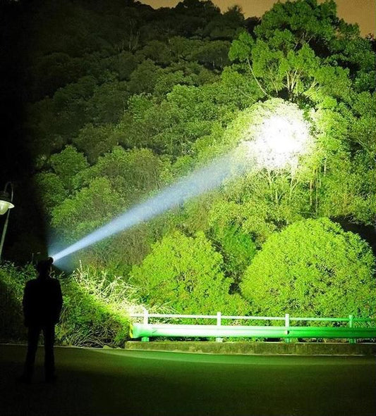 🔦50% rabat! 🎉 Genopladelig lommelygte med 90.000 lumen - Ekstremt lysstærk, vandtæt og med lang batterilevetid 📦