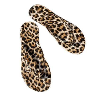 Flip-flops med leopardmønster og hjertevedhæng