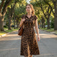 👗 60 % RABAT NU! 🐆 Elegant damekjole med leopardmønster og revers – Chic og flatterende – Markant stil – perfekt til fester eller til et selvsikkert hverdagslook ✨