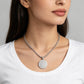 📿✨ NU: 50% RABAT – KUN I DAG! – Intrikat Arabisk Kalligrafi Hængesmykke – "Allah" i Midten – Premium Rustfrit Stål – Rund Pendant – Guld eller Sølv 🕋💎🛡️