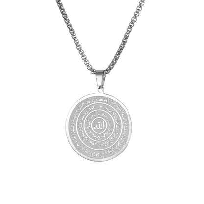📿✨ NU: 50% RABAT – KUN I DAG! – Intrikat Arabisk Kalligrafi Hængesmykke – "Allah" i Midten – Premium Rustfrit Stål – Rund Pendant – Guld eller Sølv 🕋💎🛡️